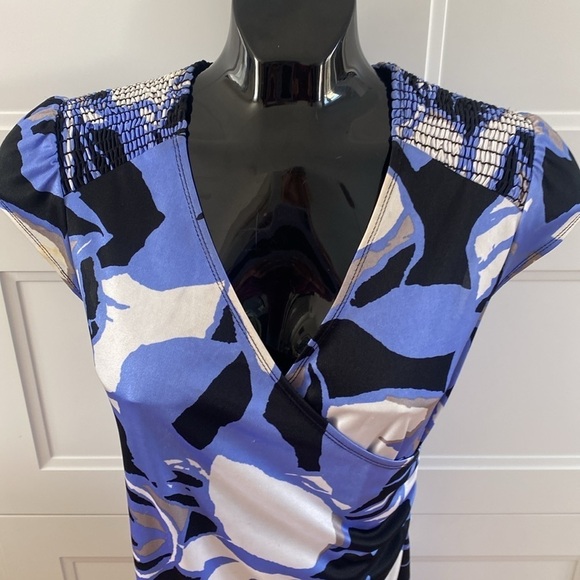 Le Chateau, short cap sleeved dress. Poly blend, Size Medium, Made in Canada - Picture 2 of 9